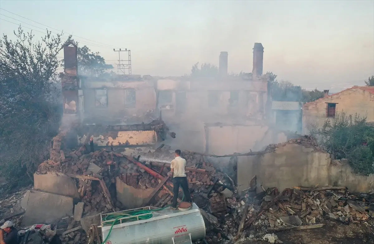 Çanakkale’de Yangın Söndürme Çalışmaları Devam Ediyor