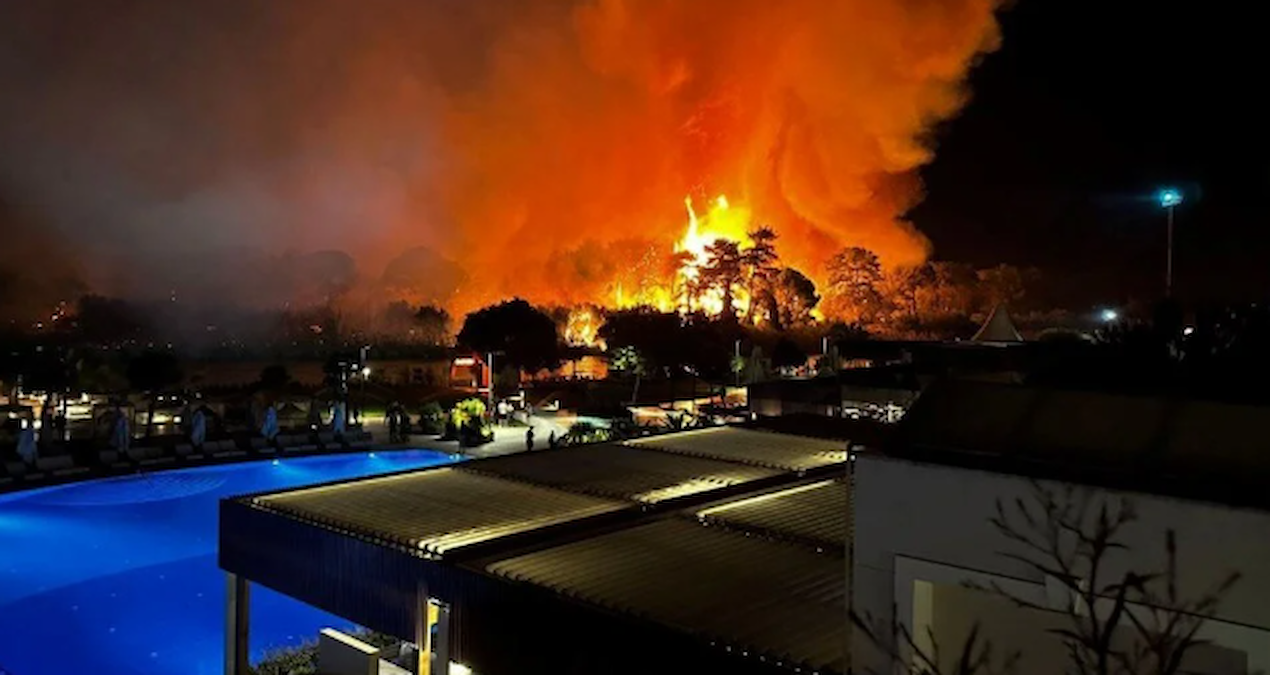 antalya ve mugladaki yangin evlere yaklasti luks otel bosaltildi KPNAMcVW