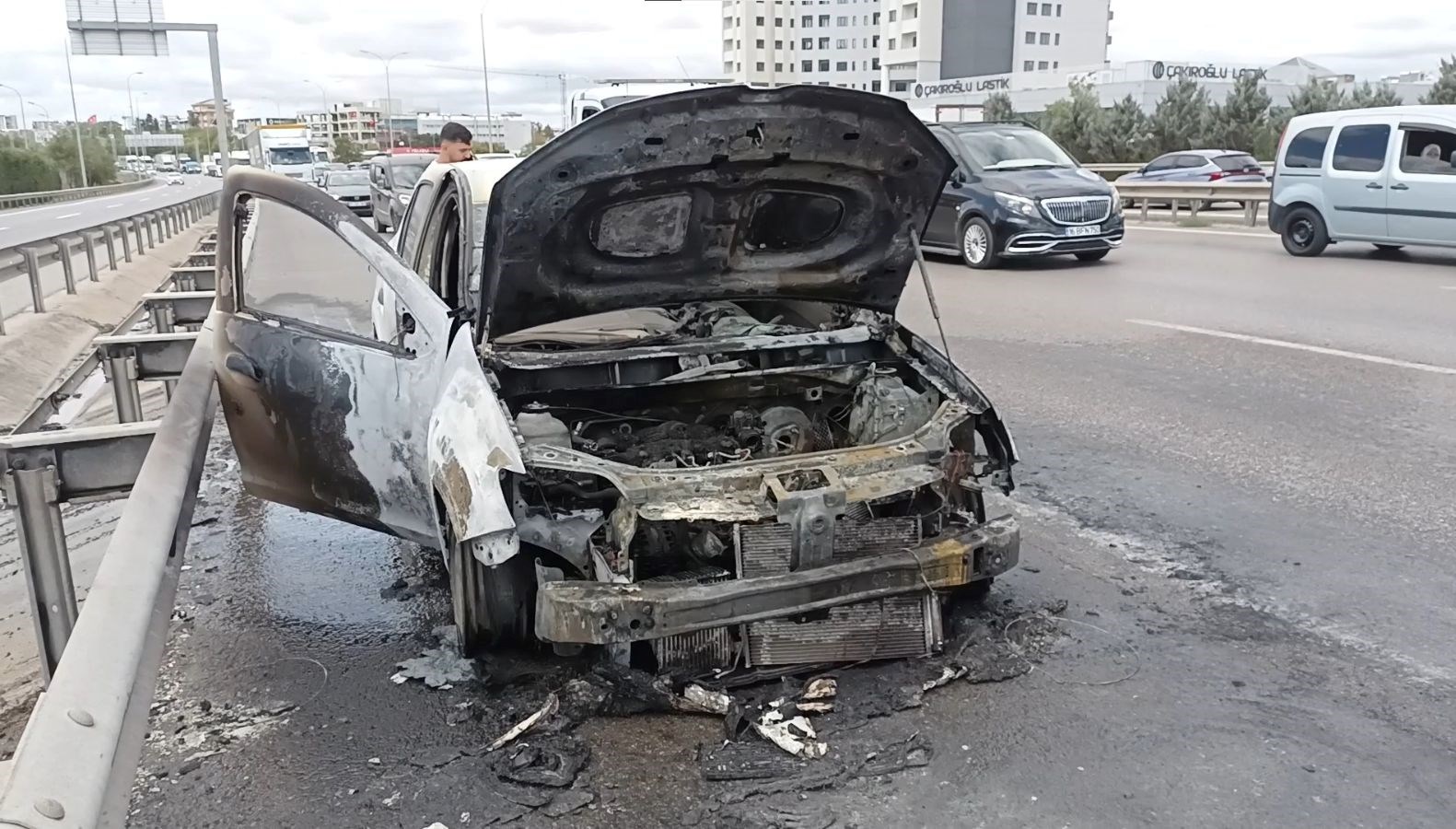 istanbulda yol ortasinda otomobil alev aldi 6e5qXOv1