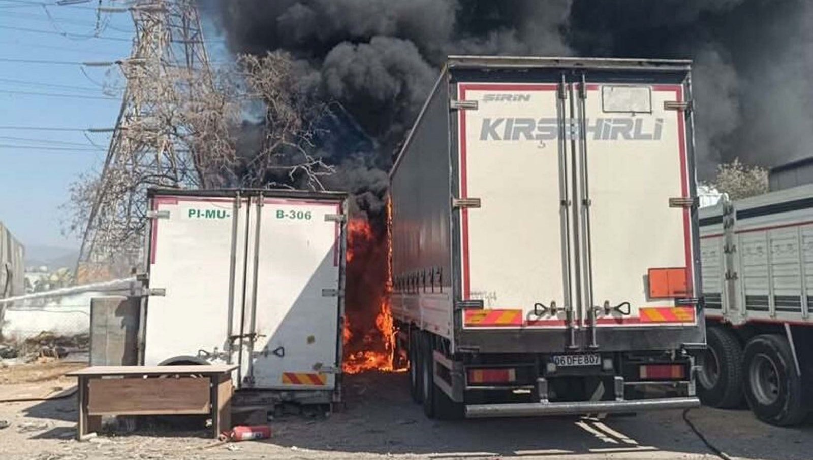İzmir’de TIR garajı yandı