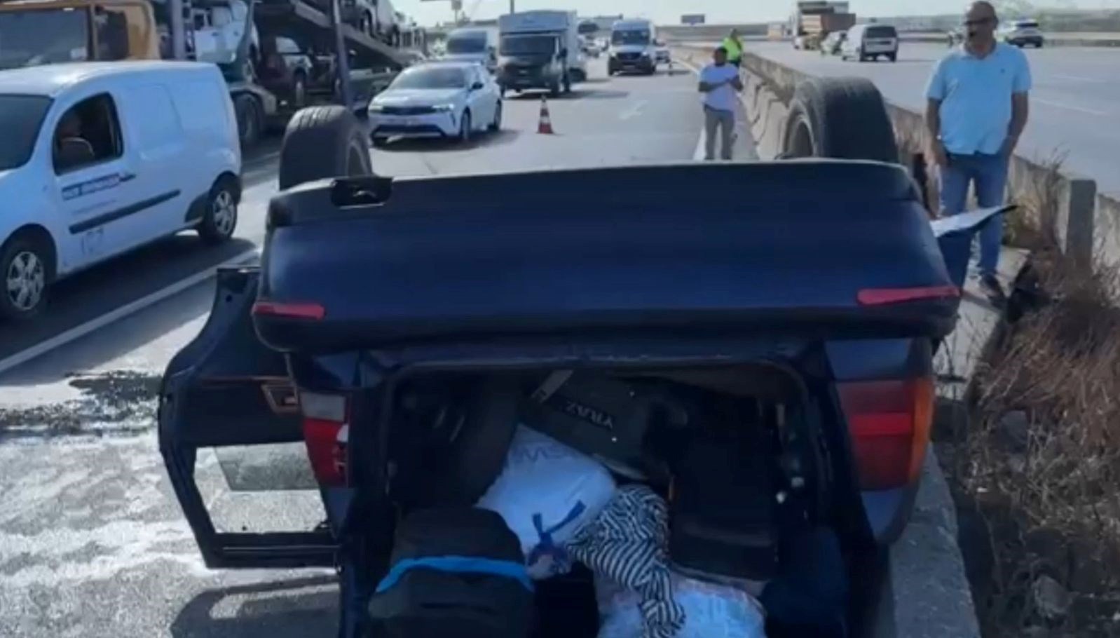 oto cekiciyle carpisan otomobil devrildi 3 kisi yaralandi xhxaYJkr