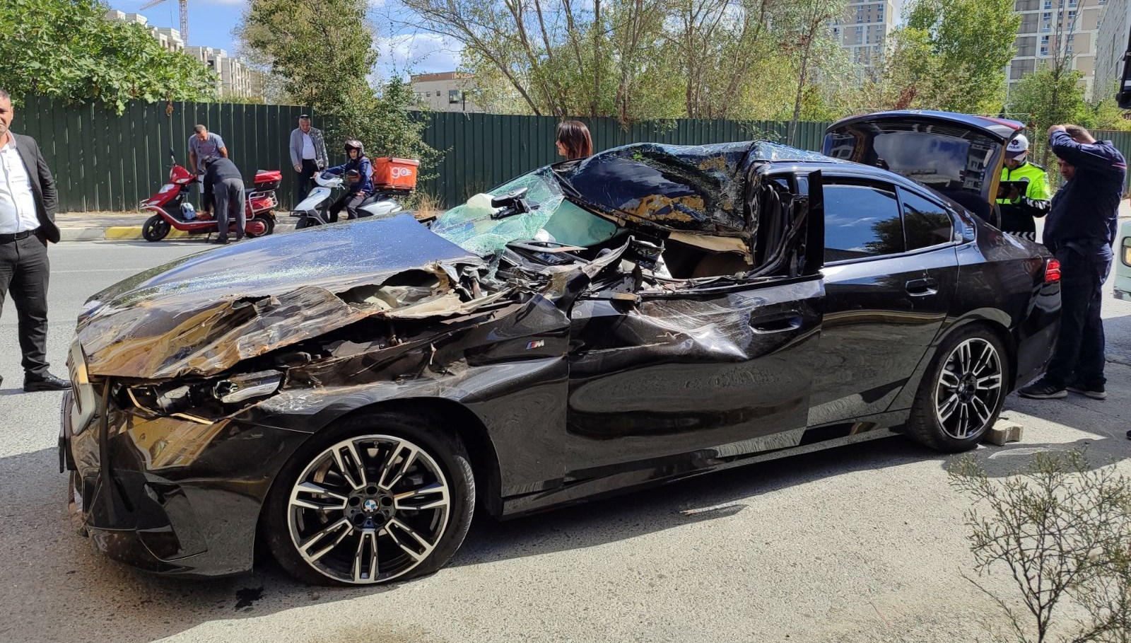 tirin altina giren luks otomobil hurdaya dondu surucu agir yaralandi yvbkl4RM