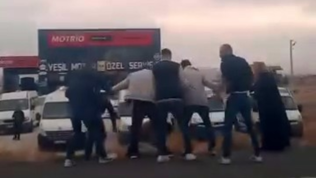 aksarayda polis cenazesi sirasinda konvoya saldiri 4 yarali Mpsf8AWB.jpg