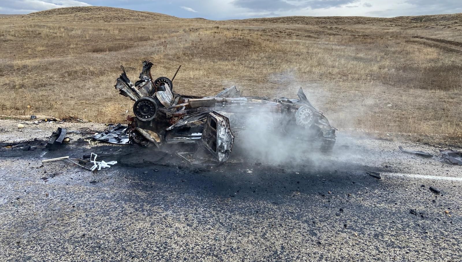 bayburtta otomobil sarampole devrildi bir can kaybi var hEEmpYak