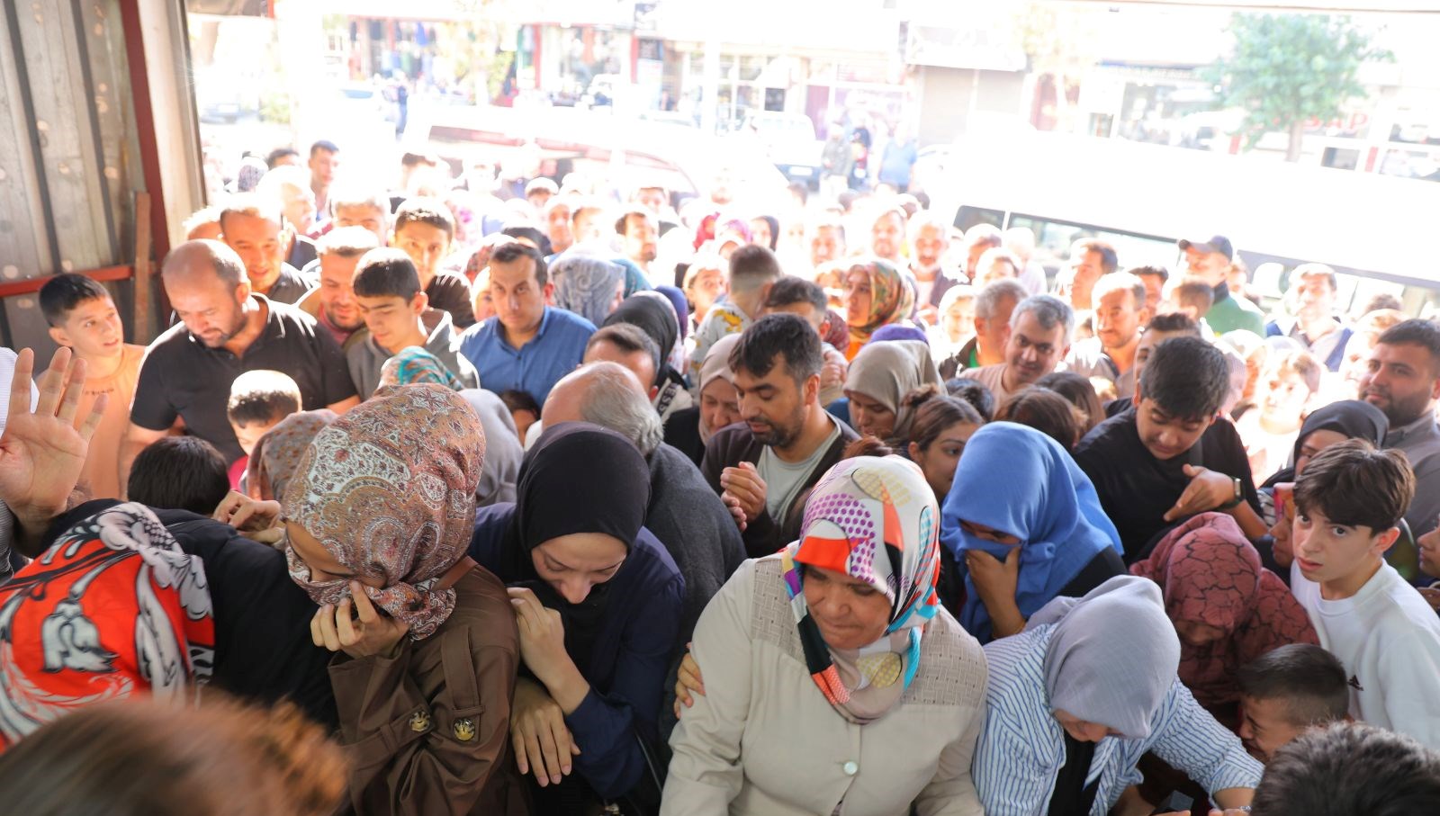 giyim magazasinda indirim izdihama neden oldu GZ4zW9P7