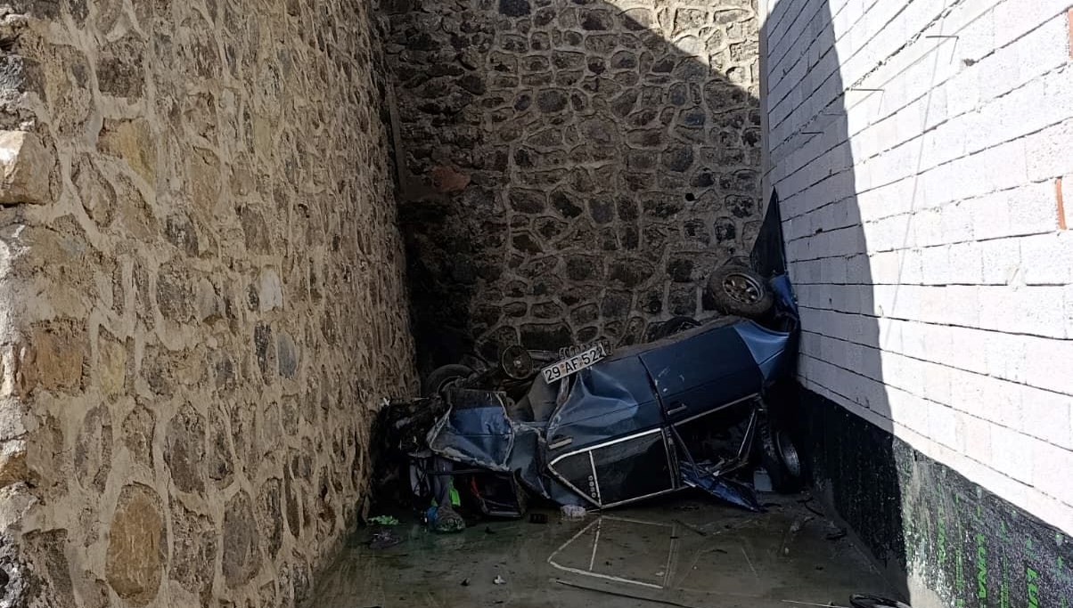 Gümüşhane’de otomobil istinat duvarını aşıp otoparka düştü