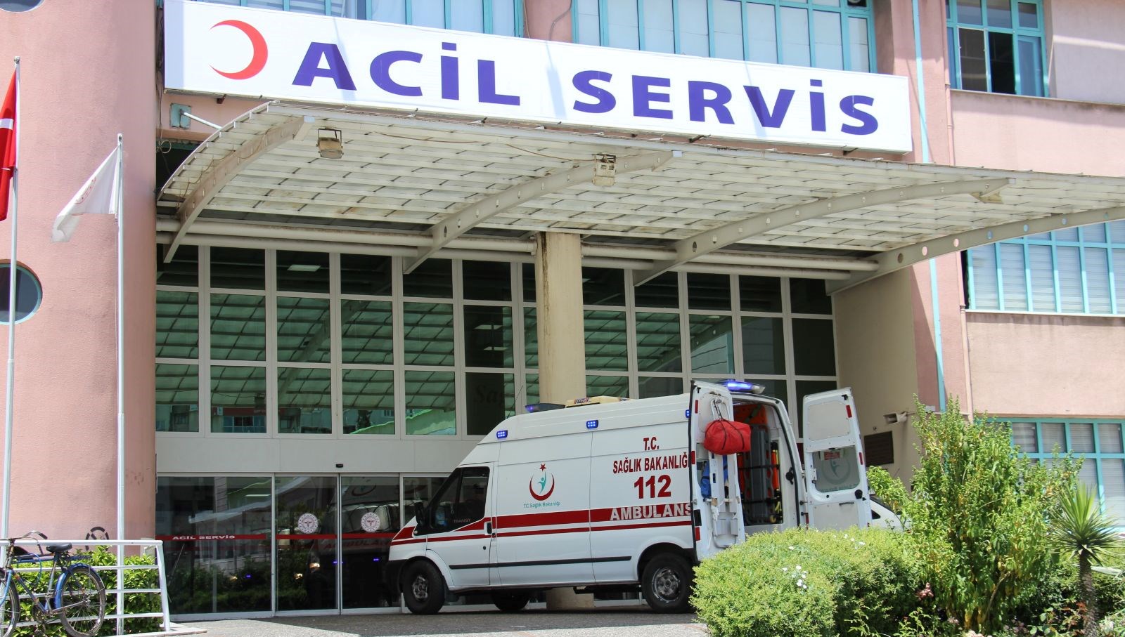 kontrolden cikan otomobil sulama kanalina carpti 1 olu 8KbPzvEV