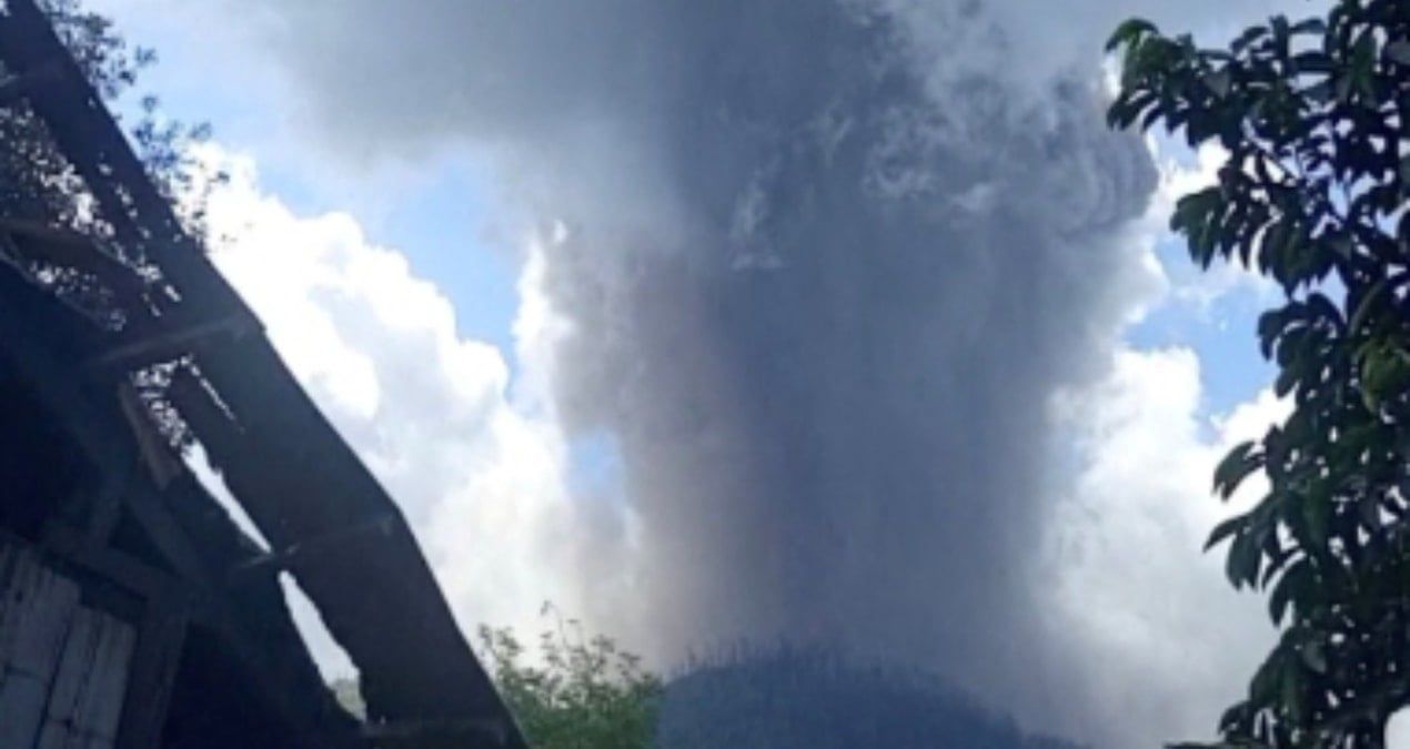 pasifik ates cemberinde patlama lav ve kul gokyuzunu kapladi ucuslar durdu mjle91MF.jpg