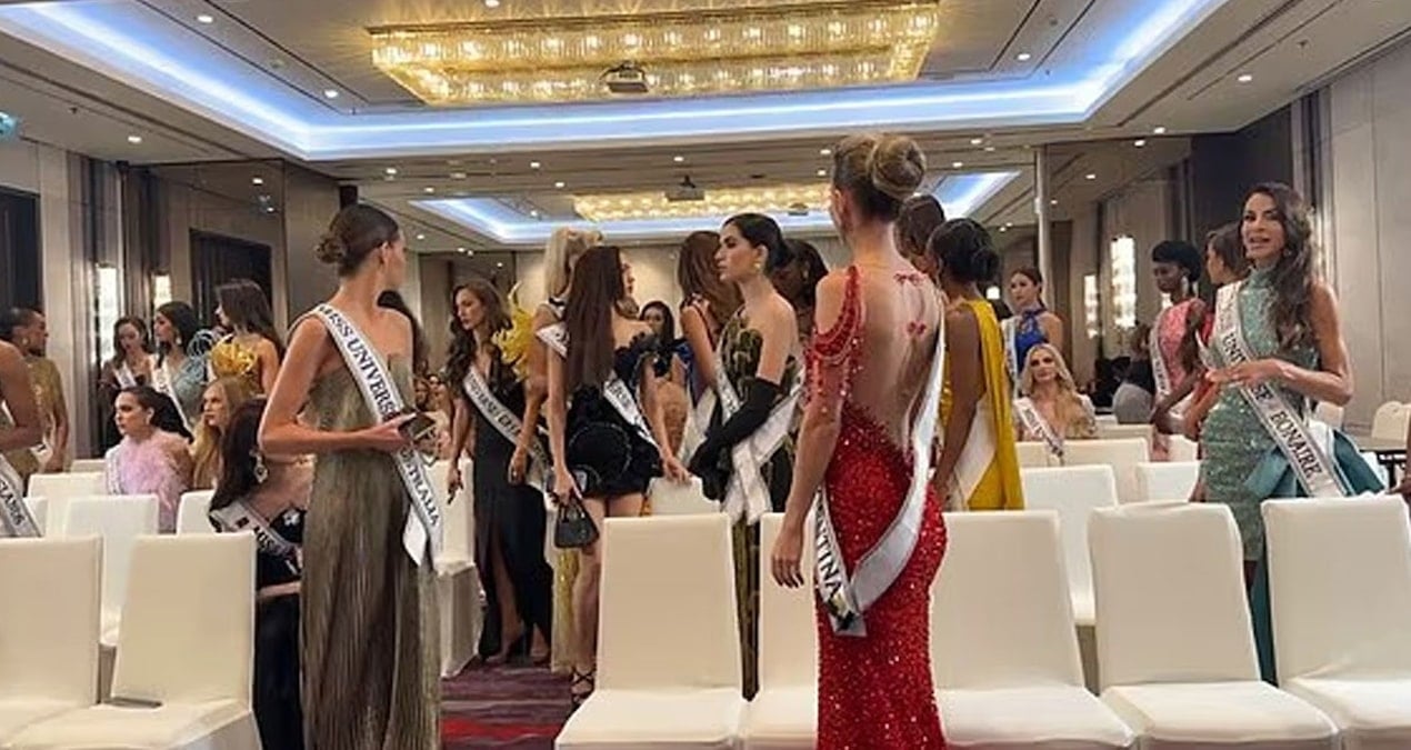 Kainatın en güzel kadını salonu apar topar terk etti