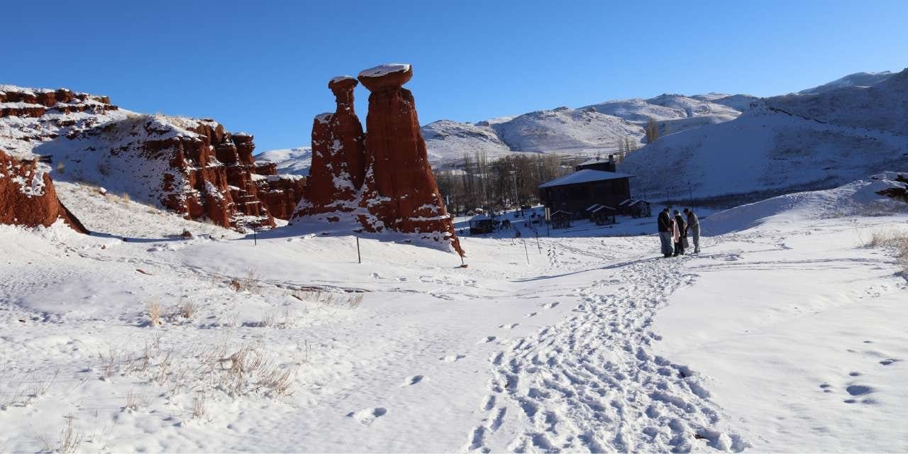 Erzurum’un Peri Bacalarına mevsimin ilk karı yağdı
