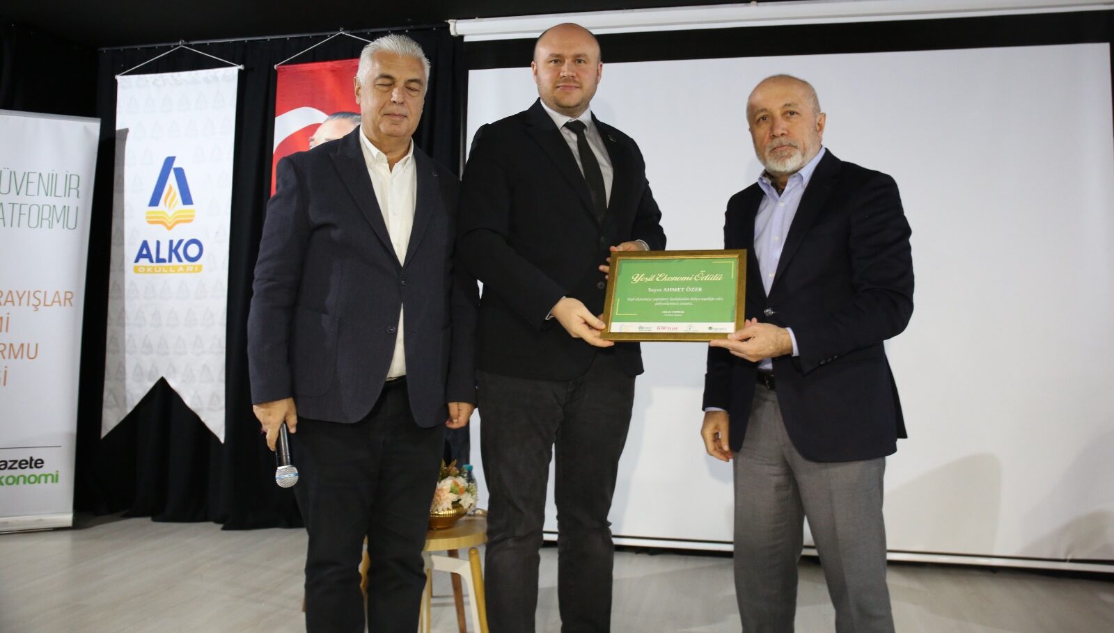 AHMET ÖZER’E YEŞİL EKONOMİ ÖDÜLÜ