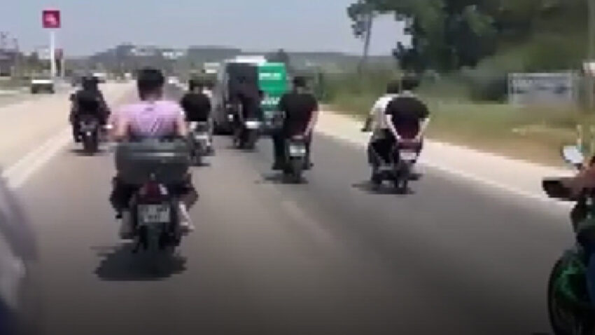 Arkadaslarindan atakana son konvoy motosikletlerle ugurladilar PVytfK5l